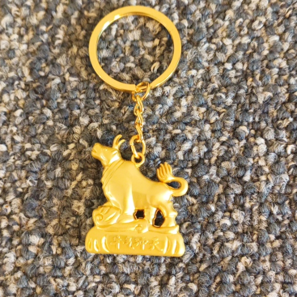 Good luck Cow keychain gold tone